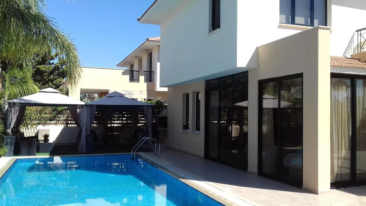 Villa Long Beach Garden Larnaca 0*,